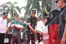 Atasi kenaikan harga Sembako TNI-Bulog salukan bantuan pangan