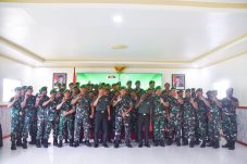 Acara pelepasan dua anggota terbaik berjalan dengan Haru