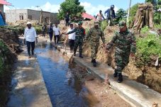 Cegah banjir di Desa Waenono , satgas TMMD Kodim 1506/Namlea bangun drainase