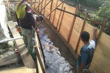 Satgas TMMD 125 dan personel gabungan gandeng warga teruskan pembangunan drainase