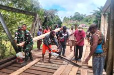 Satgas Yonif 126/KC gandeng masyarakat renovasi jembatan