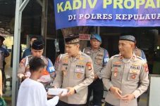 Kapolres Kepulauan Seribu Bagikan 230 Nasi Kotak Usai Sholat Jumat di Masjid Baitul Jannah