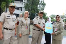 Pemerintah Kota Administrasi Jakarta Utara Memberikan SK Kenaikan Pangkat ke 72 ASN