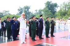 Kedatangan Panglima TNI dan Menhan RI ke Hanoi d sambut upacara militer di Mabes Kemhan Vietnam
