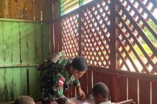 Satgas Yonif 126/Kalacakti Pos Ican turun langsung menjadi guru sehari