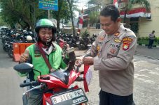 Sinergi Polri dan masyarakat, Polsek Kemayoran bagikan ratusan Bendera Merah Putih