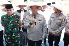 Kapolri Pimpin Tanam Jagung di Pondok Pesantren di Jombang