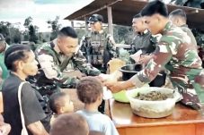 Satgas Yonif 126/KC berbagi makanan bergizi dan pemeriksaan kesehatan gratis