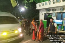 Personel Polres Tj Priok berikan himbauan kepada masyarakat di patroli cipkon