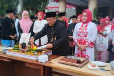 Pemkot Jakut Berikan Penghargaan Kepada Lurah, Polri dan TNI Saat Upacara HUT ke 80 RI