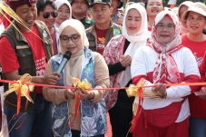 Usai panen bawang Dayak ,Hj. Wiwiek Hargono buka lomba masak nasi goreng