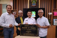 Saat tandatangi prasasti Masjid At-Taqwa, Wawali berpesan “Masjid mencetak generasi tangguh dan berahlak
