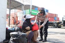 Berbagi kasih di hari jadi Polwan ke 77 , Polwan Polres Pelabuhan bagikan sembako