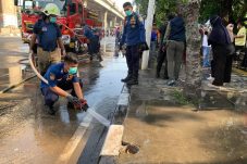 Tim Gabungan Pemkot Jakarta Utara bersihkan Jalan Raya Yos Sudarso