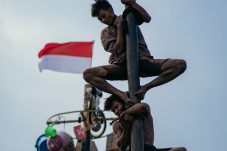 48 Tiang Panjat Pinang Ancol Meriahkan Hari Kemerdekaan RI Ke 80