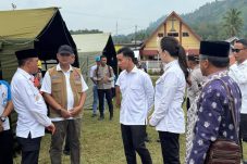 Tinjau Desa Tangkura Pascagempa, Wapres Tegaskan Anak-Anak Harus Tetap Sekolah