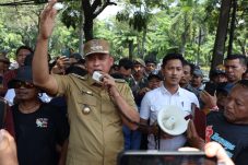 Temui langsung para pendemo, walikota Bekasi dan anggota DPRD mendengar aspirasi rakyat