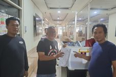 Mewakili warga, Ketua LMK menyerahkan barang-barang milik Sahroni yang sempat di jarah