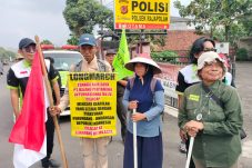 Tuntut keadilan, Purwanto bersama keluarga longmarch ke Jakarta paska PHK sepihak