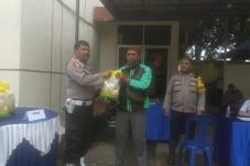 Pengemudi Ojol Deklarasi bersama ” Jaga Jakarta di Polsek Koja saat pemeriksaan kesehatan