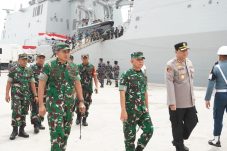 Dampingi Komandan Korem 052/Wijayakrama, Dandim Kodim 0502/JU hadiri penyerahan KRI Brawijaya-320