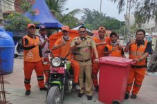 Lurah Pulau Kelapa pimpin aksi bersih- bersih lingkungan