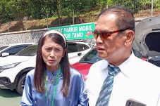 Di dampingi kuasa hukum Maya Agustina penuhi panggilan talak di Pengadilan Agama Depok
