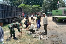 Babinsa bersama warga gotong royong bersihkan lingkungan