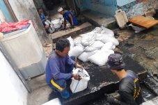 Satgas SDA Penjaringan Kuras Saluran Warga RW 010