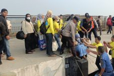 Beri kenyamanan kepada penumpang Polsek Kawasan Sunda Kelapa amankan Dermaga Kali Adem