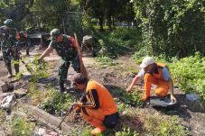 Bakti TNI, Babinsa Koramil 06 Kelapa Gading bersih-bersih Pasar Tradisional