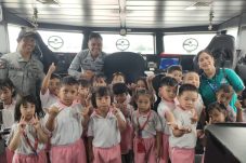 Murid-murid TK di Ambon gembira kunjungi Kuda Laut-403 yang sedang bersandar