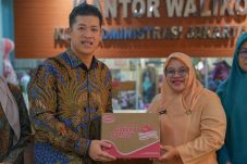 Ketua Umum HIPMI BPC Jakut Serahkan Bantuan Sembako
