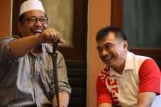 Penuh kehangatan Harris Bobihoe jenguk KH Abdul Hadi