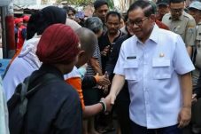 Gubernur DKI Jakarta kunjungi warga korban kebakaran di Kelurahan Tangki,Jakarta Barat