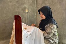 Warga Depok melukis Batik ramah lingkungan