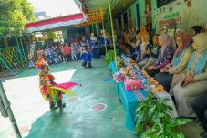 Dalam Rangkaian Hari Batik Nasional 2025 anak-anak TK Negeri Sunter Agung belajar membatik