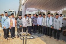 Peletakan batu pertama   asrama Ponpes Sibghotallah Al Islamy oleh Walikota JU