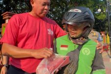 Tampak berbeda, para pengemudi ojol dapat sarapan pagi di jumat berkah