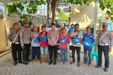 Warga Sunda Kelapa gembira dapat sembako dari Polsek Sunda Kelapa