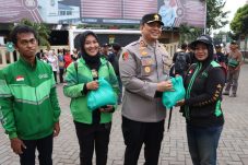 Buruh TKBM, Ojol dan security kembali dapat bansos dari Polres Priok