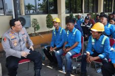 Ngopi kamtibmas Kapolres Priok ajak Buruh TKBM ngobrol santai