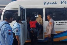 Polres Priok bantu pulangkan satu keluarga yang terlantar ke kampung halaman