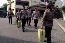 Jumat Perduli Polres Priok bagikan makanan untuk para buruh, sopir, dan satpam