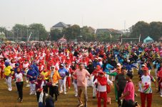 Ribuan warga ikuti olahraga massal di Rawalumbu