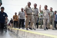 Menindaklanjuti laporan warga Pramono tinjau langsung kondisi jalan inspeksi di Pejagalan