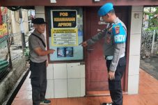 Propam Polsek Kemayoran Sosialisasi Layanan Pengaduan Cepat Polri Lewat Pemasangan Stiker