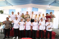 Penyerahan 12 Ijazah Hasil Program Pemutihan di Halaman Kantor Kelurahan Lagoa Jakarta Utara