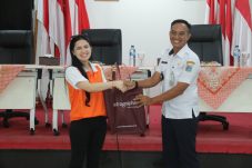 Ibu-ibu peserta UMKM mengikuti penyuluhan kandungan gizi