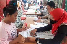 Pendistribusian BLTS hari ke 2 Kesra Kelurahan Utan Panjang Di Padati Oleh Penerima Bantuan